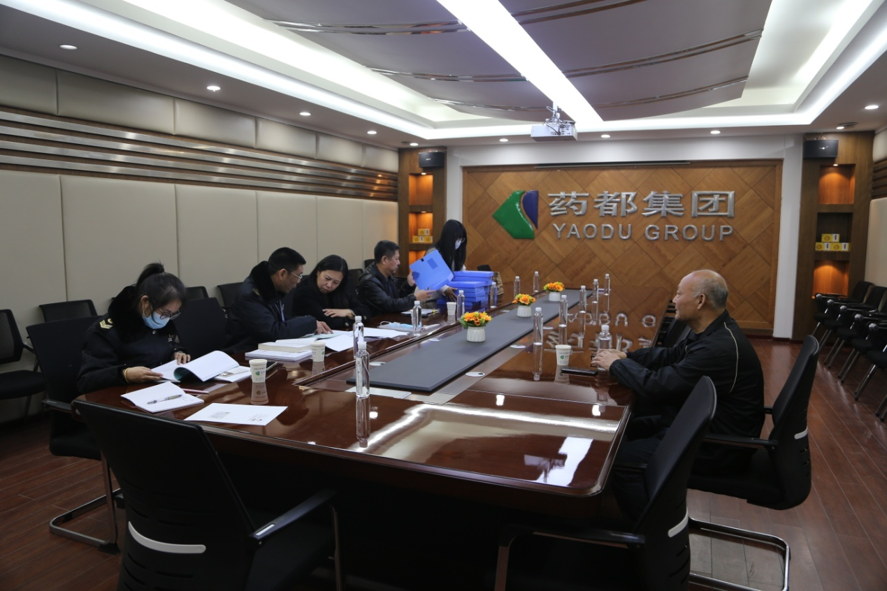 安國市衛(wèi)生監(jiān)督所領(lǐng)導(dǎo)到藥都集團(tuán)檢查職業(yè)病危害風(fēng)險分類分級落實(shí)情況